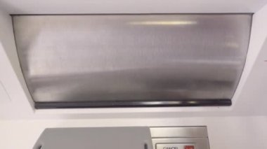 Yuvası üzerinden banknot sorunu para almak para--dan Atm alma,.