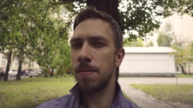 Bir adam onun parmağını ağzına için getiriyor.