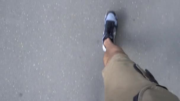 Ανθρώπινα βήματα, ένας άνθρωπος περπατώντας κάτω από την οδό — Αρχείο Βίντεο