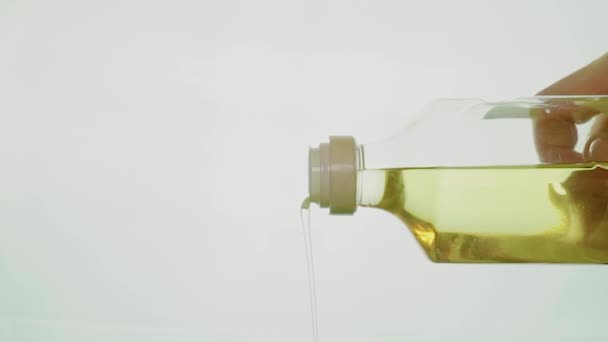 Vyplňování slunečnicový olej z láhve — Stock video