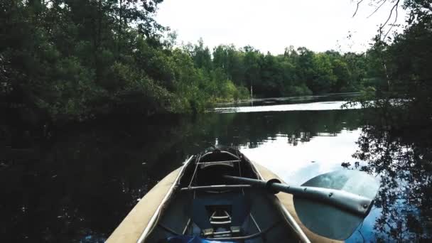 Prázdný člun s pádlem v jezeře — Stock video
