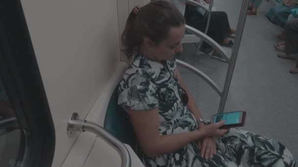 Het meisje in de metro met telefoon — Stockvideo