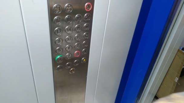 Девушка нажимает на кнопку лифта — стоковое видео