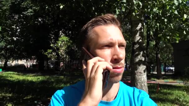 Хлопець розмовляє по мобільному телефону — стокове відео