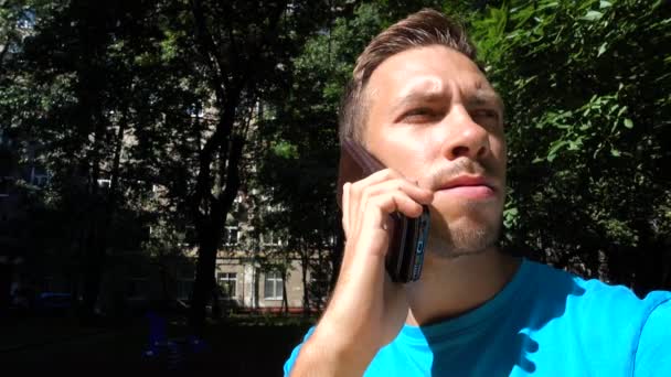 Der Typ, der auf einem Handy spricht — Stockvideo