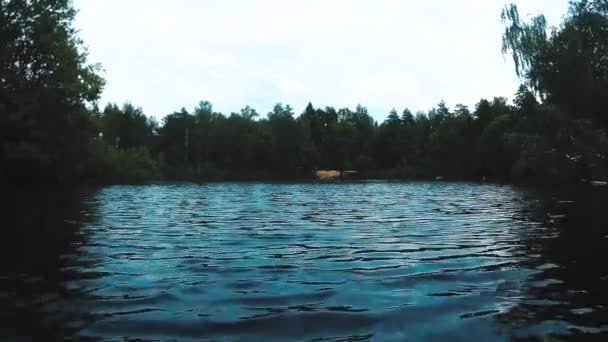 Navigare una barca in acque calme — Video Stock
