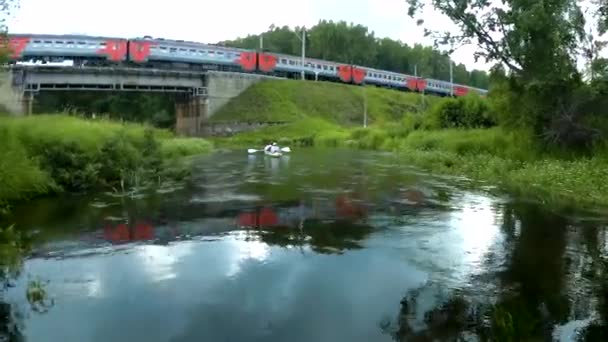 Il treno viaggia sul ponte attraverso il fiume — Video Stock