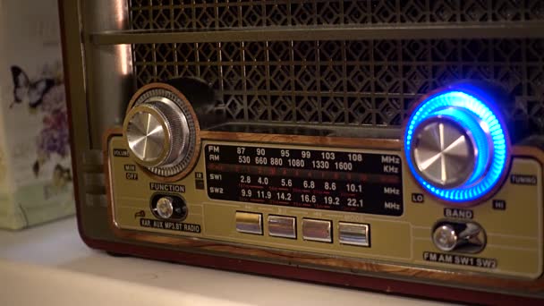 Adjusting the volume knob of the retro radio — Stock Video