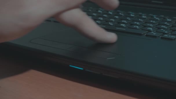 Za pomocą laptopów powierzchnia dotykowa — Wideo stockowe