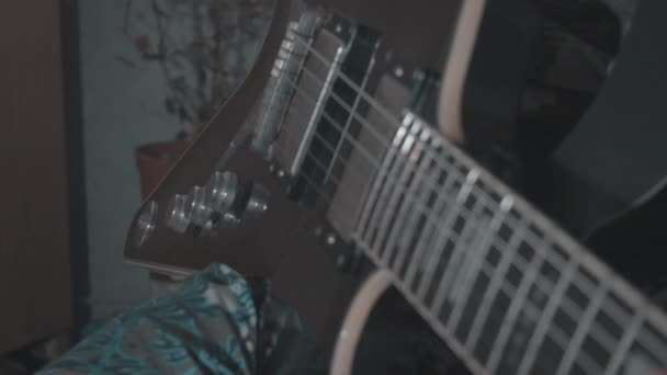 Σύρματα μεγάλης ήχου Jack συνδέεται με την κιθάρα — Αρχείο Βίντεο