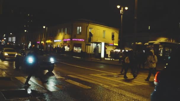 Pessoas Atravessam Estrada Cidade Nocturna Carros Param Para Deixar Peões — Vídeo de Stock
