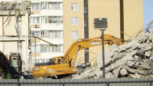 Traktor Provede Demontáž Trosek Staveništi Stavitel Nese Kus Železného Trámu — Stock video