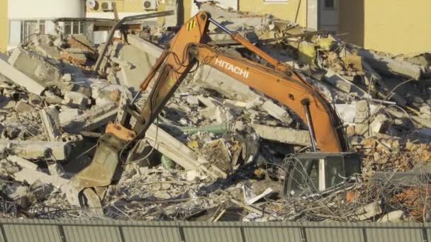 Trator Desmontar Escombros Nas Ruínas Edifício Uma Mão Ferro Agarra — Vídeo de Stock