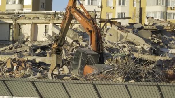 2019年2月 莫斯科 用铁腕在大楼废墟上工作的拖拉机 — 图库视频影像