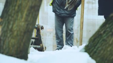 Kış aylarında işçiler ile birlikte Ekskavatör tamir işi yapmak. Foreman ekskavatörün çalışmalarını denetyor.