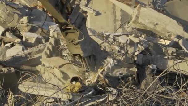 用铁手压碎建筑工地废墟上的碎片的拖拉机 — 图库视频影像