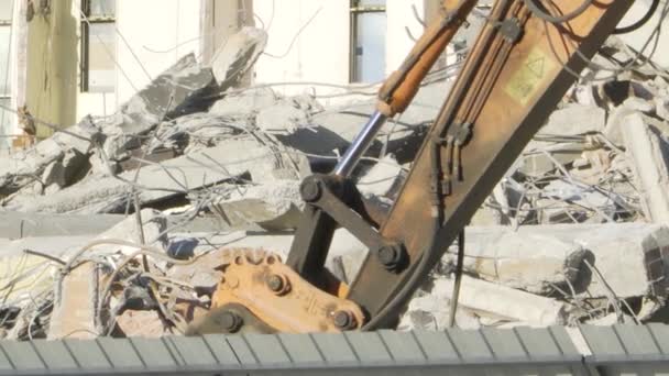 Zařízení pro ničení budov pracujících v troskách na staveništi