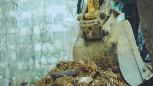 Excavadora Rastrilla Una Colina Cucharón Tierra Vierte Desde Arriba Pequeño — Vídeo de stock