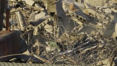 Kalıntıları üzerinde çalışan tentacles ile traktör