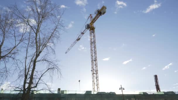 Żuraw Wieżowy Placu Budowy Przed Słonecznym Niebem Chmurami — Wideo stockowe