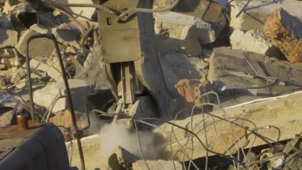 Трактор Разбивает Бетонный Блок Развалинах Здания Железная Рука Сжимает Кусок — стоковое видео