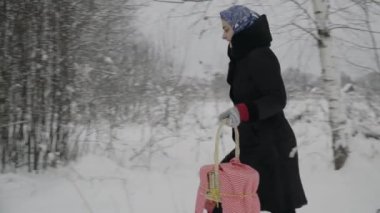 Mavi bir eşarp ve bir sepet kız kış yolda