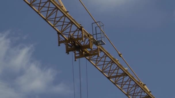 Tower crane turns its boom — Stock Video