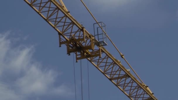 grue à tour tourne sa flèche 