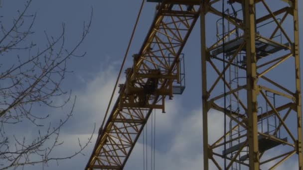 Tower crane turns its boom — Stock Video