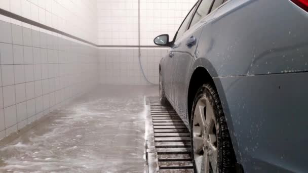 La voiture au lavage de voiture — Video
