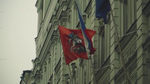 De vlag van Rusland en Moskou zijn gefixeerd op de vlaggenmasten — Stockvideo