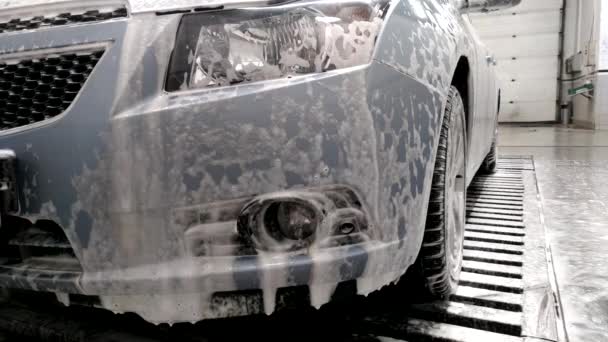 Mousse dégoulinant du pare-chocs de la voiture au lavage de la voiture — Video