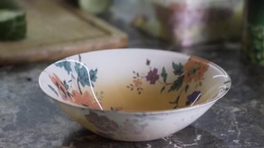 Hızlı hareket salata hazırlanması.