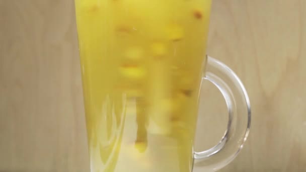 Glas gefüllt mit Beerentee mit Zimt. — Stockvideo