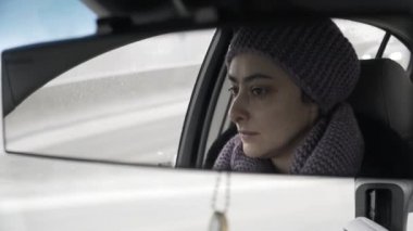 Arka görüş aynası yansıması kız araba kontrol.