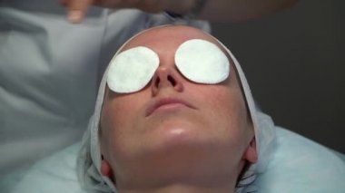 Güzellik hasta yüz kızlar üzerinde sprey Sprinkles.