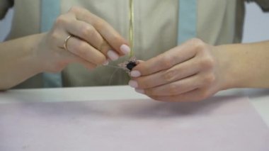 Dikiş kız sews boncuk için broş.
