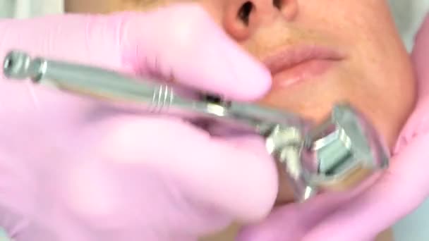 Cosmetologist Performs Oxygen Lifting Special Device Tube Blows Patient Chin — Stock Video