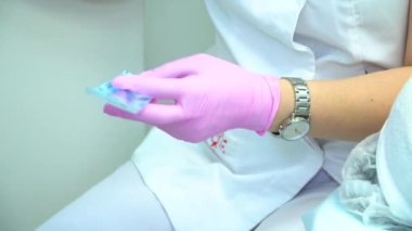 Doktor güzellik makas bir fırça ile paketi açar