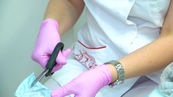 Докторські Косметологічні Ножиці Відкривають Пакет Новим Стерильним Контейнером — стокове відео