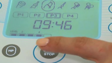 Kız tıbbi elektronik cihazda 