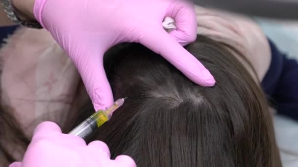 Médico Cosmetologista Faz Alguns Golpes Topo Cabeça Para Paciente Injeção — Vídeo de Stock