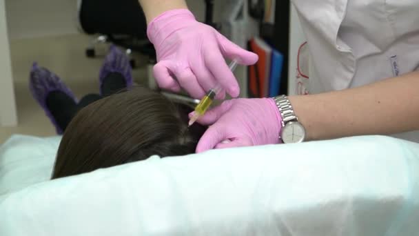 医生做美容师注射器为头发的多次注射在头女孩的上半部分 — 图库视频影像
