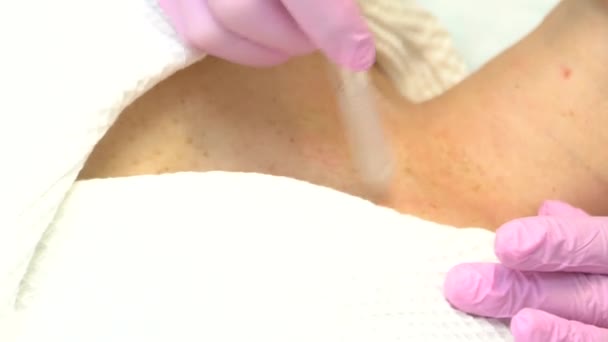 Cosmetologue Effectue Levage Oxygène Dispositif Spécial Avec Tube Souffle Peau — Video