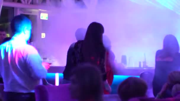 Meisje Dansen Voorkant Van Het Podium Een Nachtclub Disco Twinkle — Stockvideo