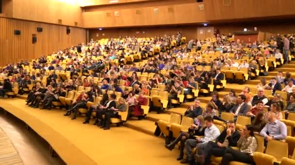 Panorama Salle Concert Public Assis Dans Des Chaises Attendant Concert — Video