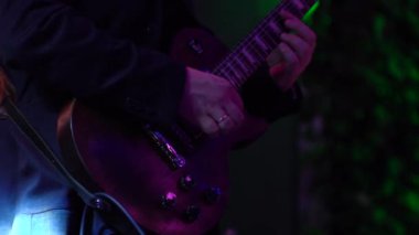 Gitarist konserde koyu kiraz Elektrikli gitar şekli Les Paul oynadı