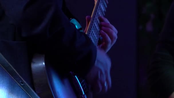 Gitarist Bij Het Concert Speelt Elektrische Gitaar Vorm Les Paul — Stockvideo