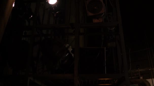 在音乐厅 后台的灯光和框架结构的幕后进行通信 — 图库视频影像
