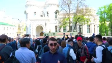 Askeri teçhizat geçit törenini izleyen insanlar. Moskova, Mayıs 2019.